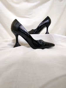 Shoeexpress Black Pointed-Toe pumps