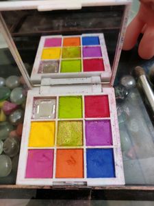 Eyeshadows Kit with 2 brushes