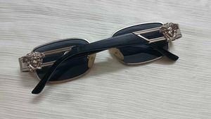 Classy sunglass! 👓