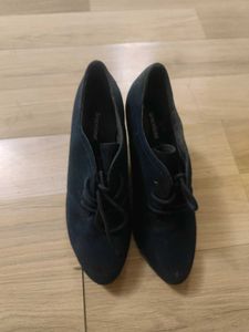 heel boots in navy blue