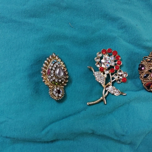 combo saree pins and clips