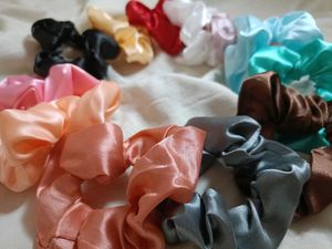 PACK OF 6 SCRUNCHIES 🎀