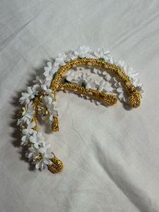 Artificial floral hair accessory
