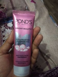 Pond&#39;s Bright Beauty Facewash