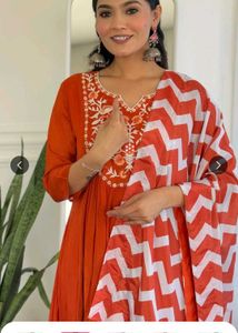 WomenEmbroidered Regular Thread Work Kurta with Tr