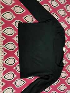 Black sleve crop top