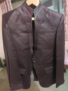 Arth Men Solid Single Breasted Blazer With Tie