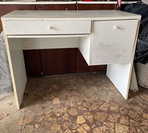 🖥️ Study &amp; Work in Style – Your IKEA Desk Awaits!