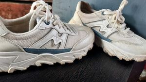 White Sneakers Small