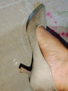 grey pumps heel