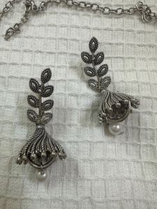 Pearl and Silver Necklace Set