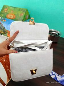 Women seling Bag