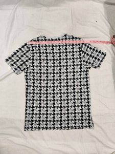 Houndstooth Patterned T-Shirt Size M