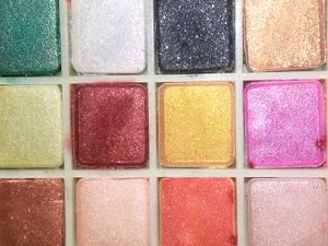 Ranen 18-Color Eyeshadow Palette (Model ES1803)