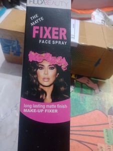 Huda Beauty The Matte Fixer