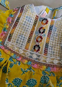 Girl&#39;s Yellow Printed Outfit