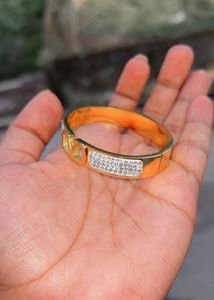 🇮🇹 Valentino Imported Gold &amp; Crystal V Bangle