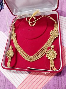 beautiful golden necklace with beautiful earing no used very nice and shinny stones