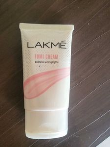Lakme Lumi Cream Moisturizer With Highlighter