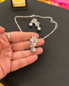 Elegant Grey Pearl Set With Earrings