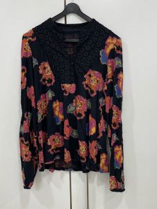 💖 Thrift Treasure: Floral Fiesta Black Top! 🌺
