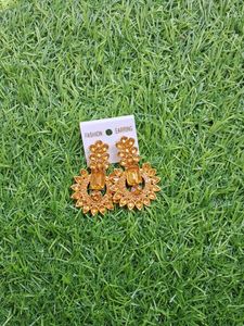 gold-toned floral design chandelier earrings