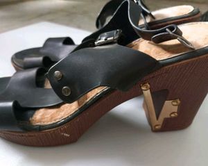 Black Heeled Sandals 🖤🎀