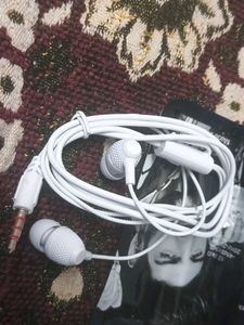 Sounce White Earphones - New in Box!