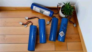 ithium-ion Rechargeable Battery 5 Pieces