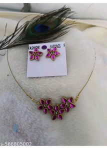 Three Flower Pendant Innocent Chain With Stud