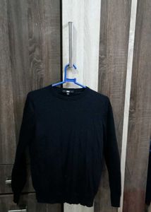 Uniqlo Navy Crewneck Sweater - Classic & Comfortab