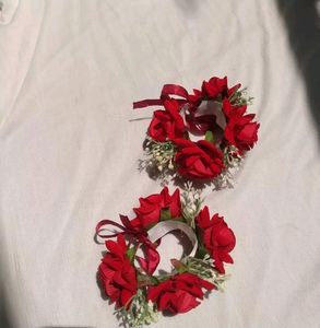 Hands Gajre Roses