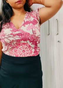 Top🩷 V Neck ( Thrifty)🌷SALE🌷