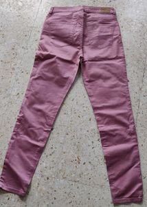 Cotton pant with slit at knee.