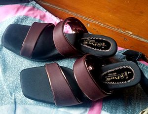 chic brown sandals! Sleek double