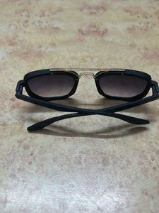 Aviator Sunglasses - Black &amp; Gold