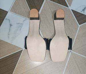 Black Scrunchie pattern Sandal