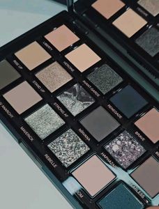 Huda Beauty Pretty Grunge palette