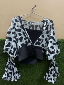 ELEGANT PRINTED TOP WITH FLARED RUFFLE SLEEVES
