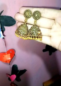 women girl earing jhumka