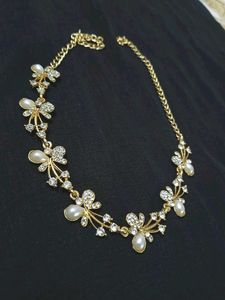 Elegant Pearl &amp; Crystal Necklace