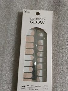 Dashing Diva GLOW Nail Strips