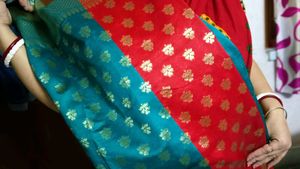 Elegant Ethnic Saree With Freebie Necklace.