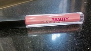 HUDA BEAUTY LIQUID LIPSTICK                               Shade - Gossip Gurl