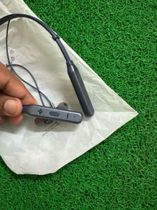 SIGNATURE NECK BAND