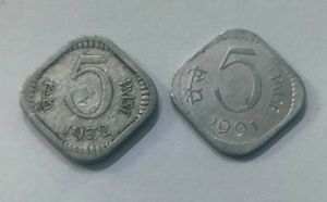 Two India 5 Paise Coins with  Devanagari and witho