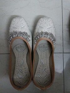 Embroidered White Mojari Jutti