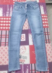 Light Wash Jeans with Button Closure