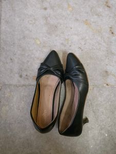 Chic Black Pointed Toe pumps