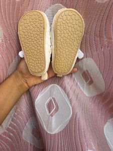 Floral Offwhite Lace Embroidered Shoes Free